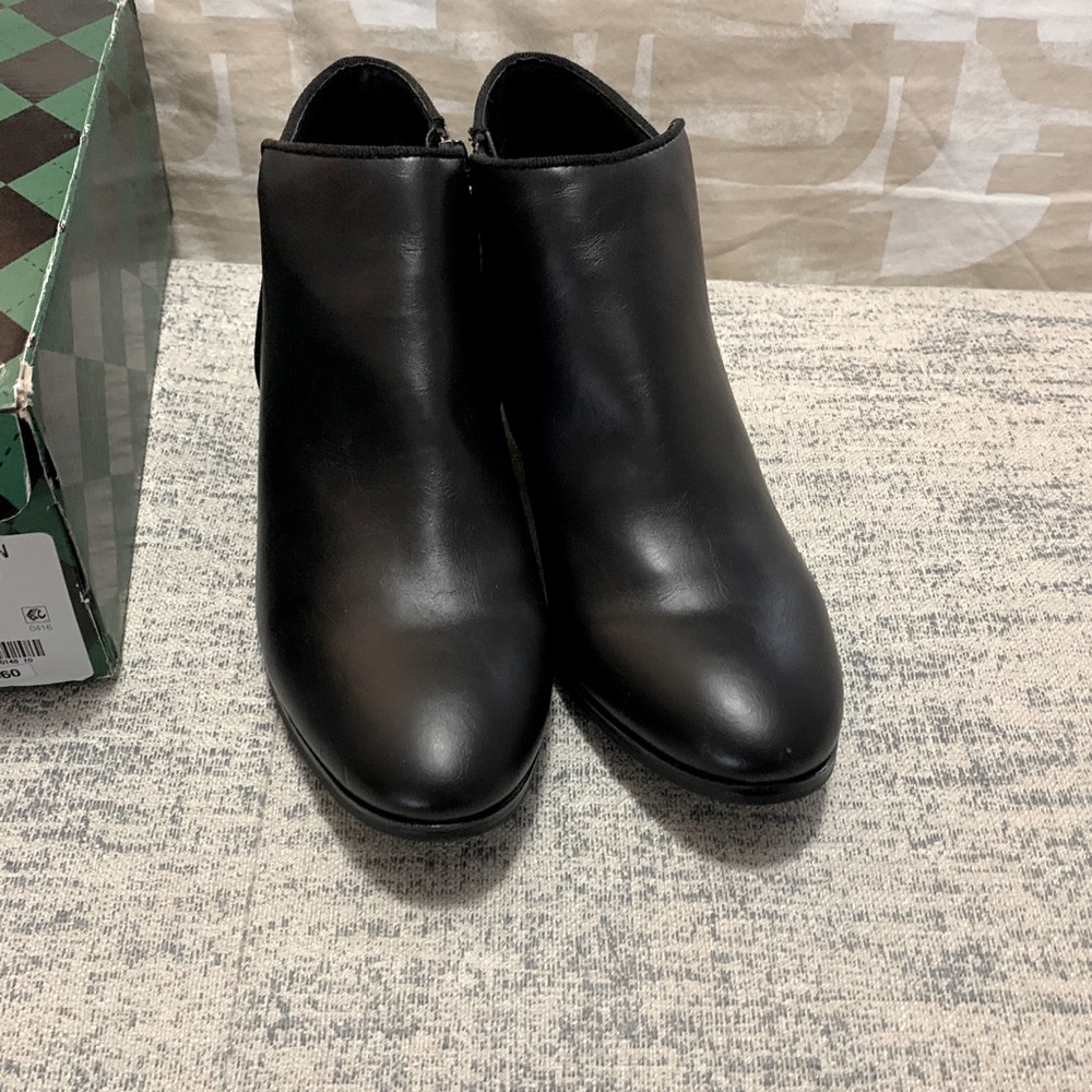 St John’s Bay Booties Sz9